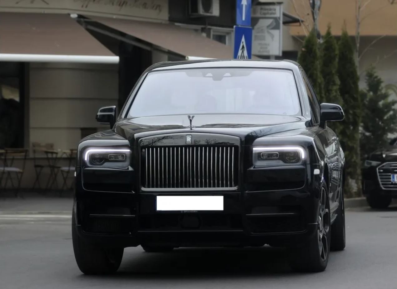 Alexandra, fiica mijlocie a lui Gigi Becali, conduce un Rolls Royce. Sursa foto: Cancan.ro