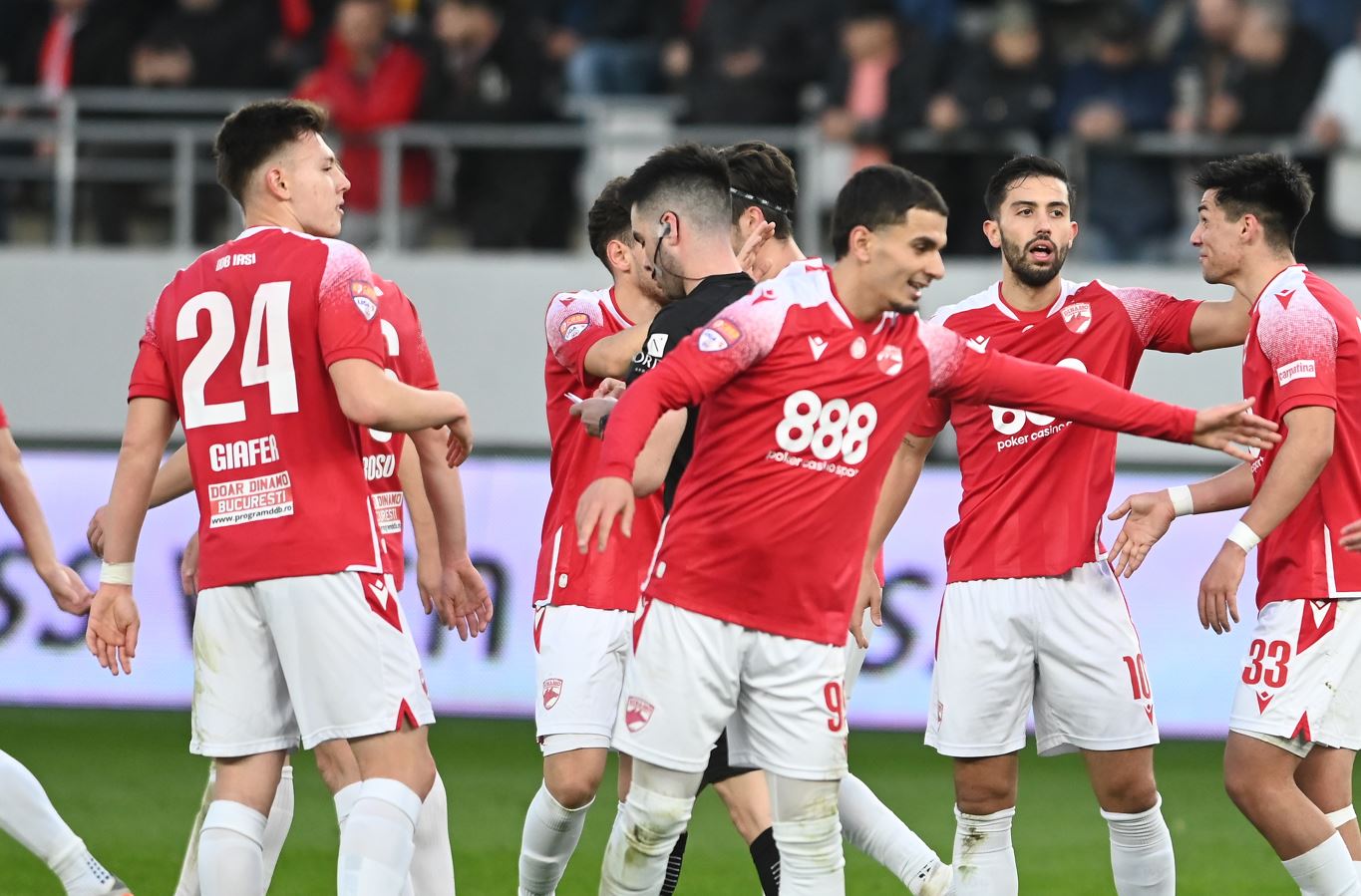 S-a stabilit brigada de arbitri de la barajul Dinamo – FC Argeș. Ovidiu Hațegan va fi în camera VAR!