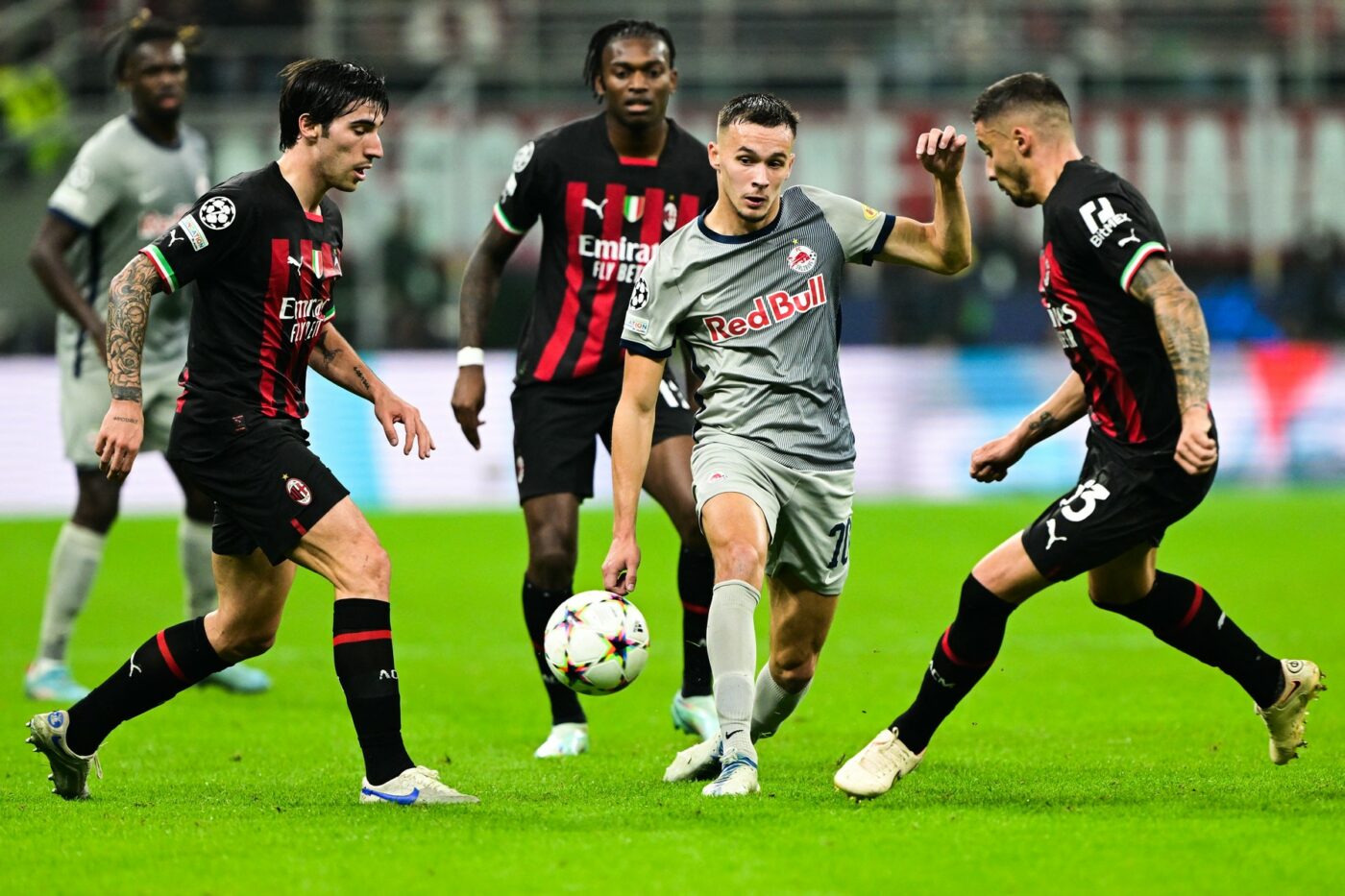 Barcelona, Arsenal și AC Milan se luptă pentru semnătura unui fundaș de 20 de ani! A impresionat în grupele Ligii Campionilor și face furori în competiția internă