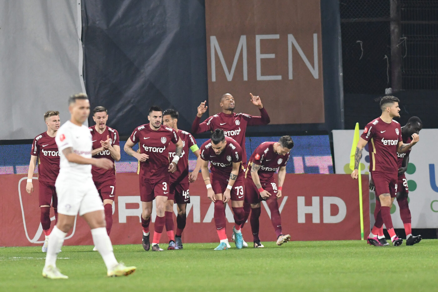 CFR Cluj acuză arbitrajul după egalul cu Rapid: „Este rușinos! Să vedeți unde au pus linia”