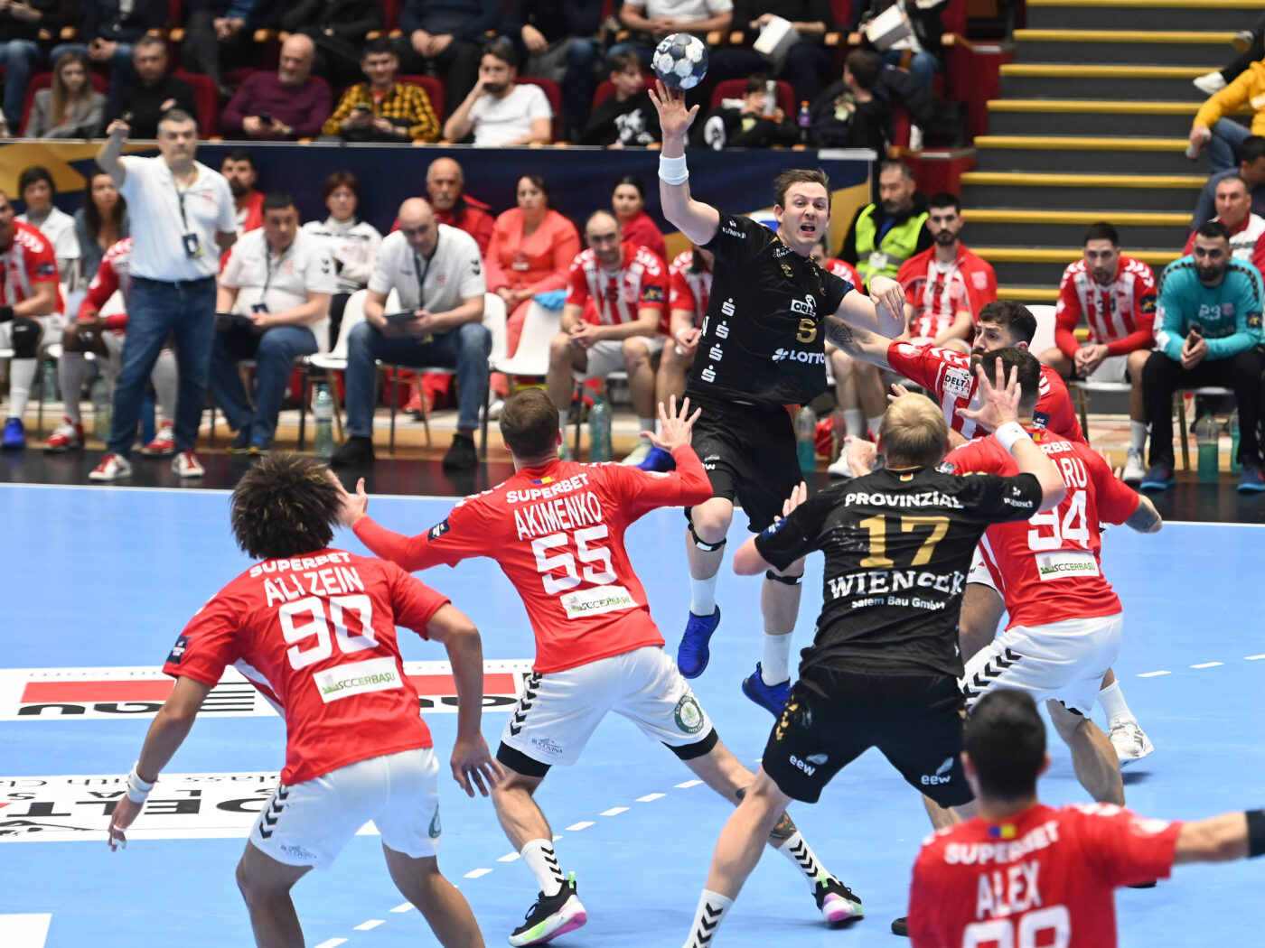 Ce n-ai văzut la TV în super meciul Dinamo – THW Kiel, din play-off-ul pentru sferturile Ligii Campionilor! Ce i-a impresionat pe nemți la final și momentul inedit petrecut înaintea partidei | SPECIAL