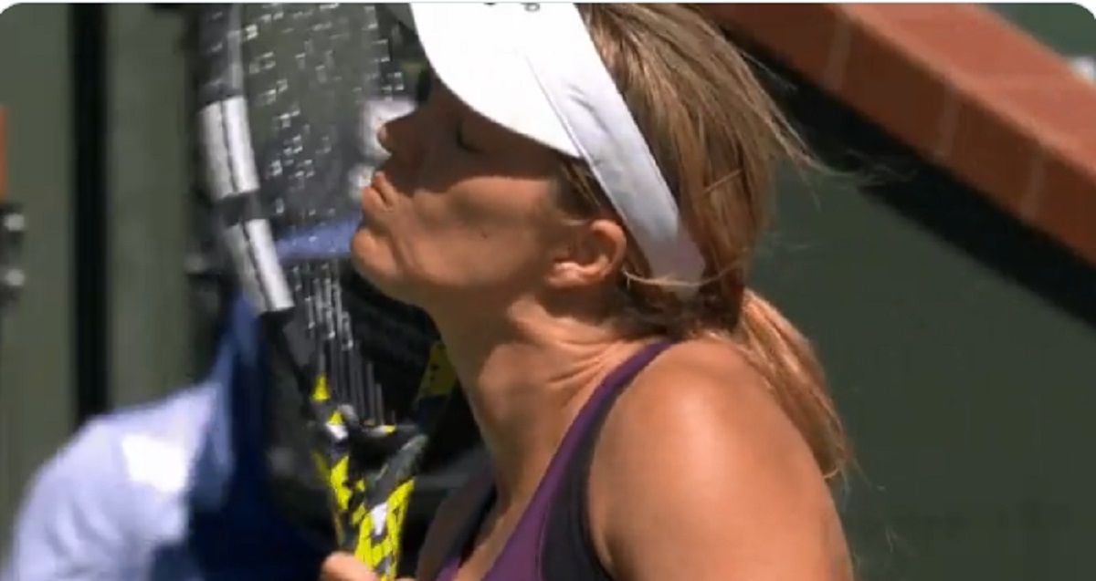 Explozie de nervi la Indian Wells! Danielle Collins s-a lovit puternic cu racheta peste față în timpul meciului pierdut cu o unguroaică de pe locul 80 WTA | VIDEO