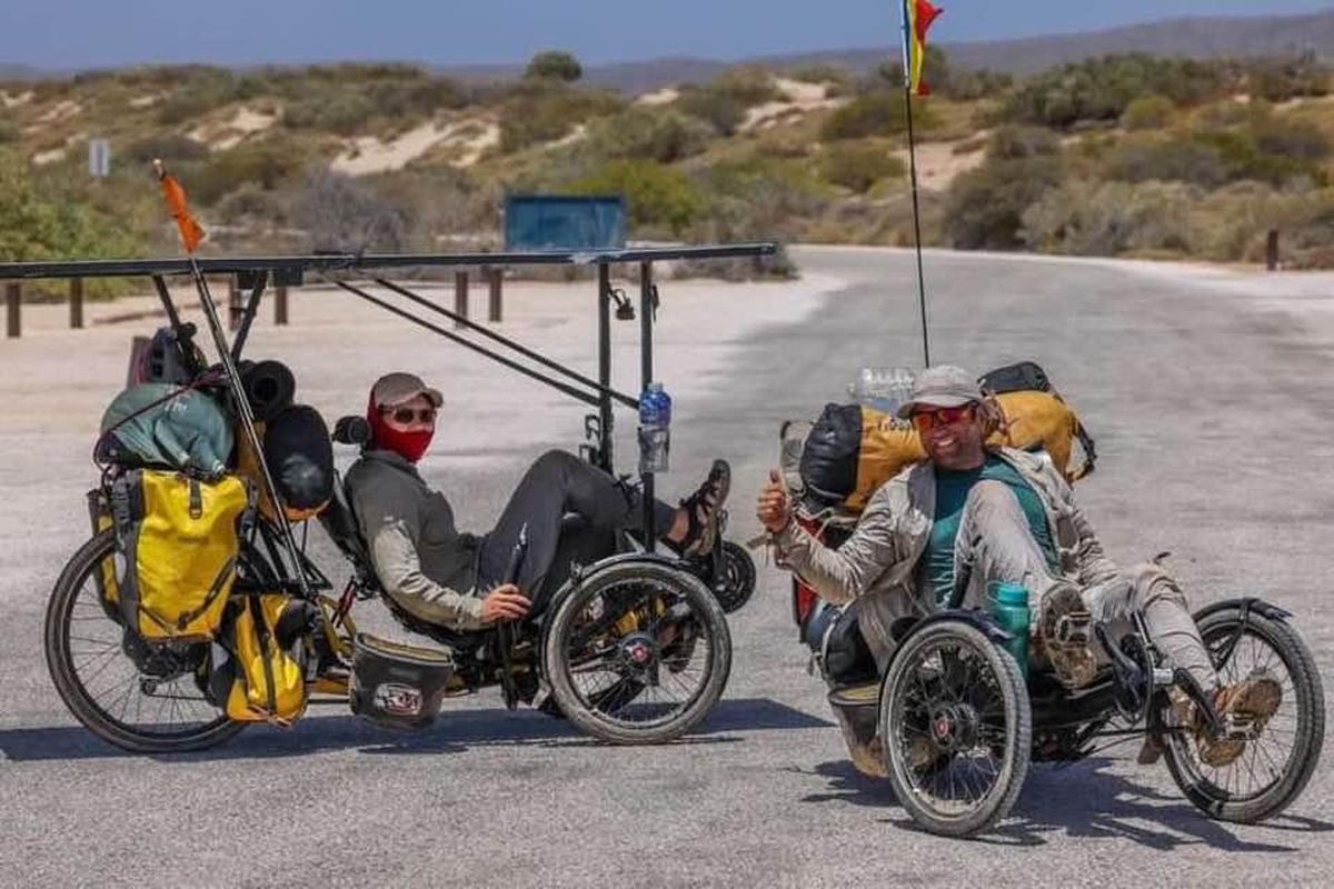 Inedit! Doi români au pedalat întreaga Australie, de la Oceanul Pacific la Oceanul Indian