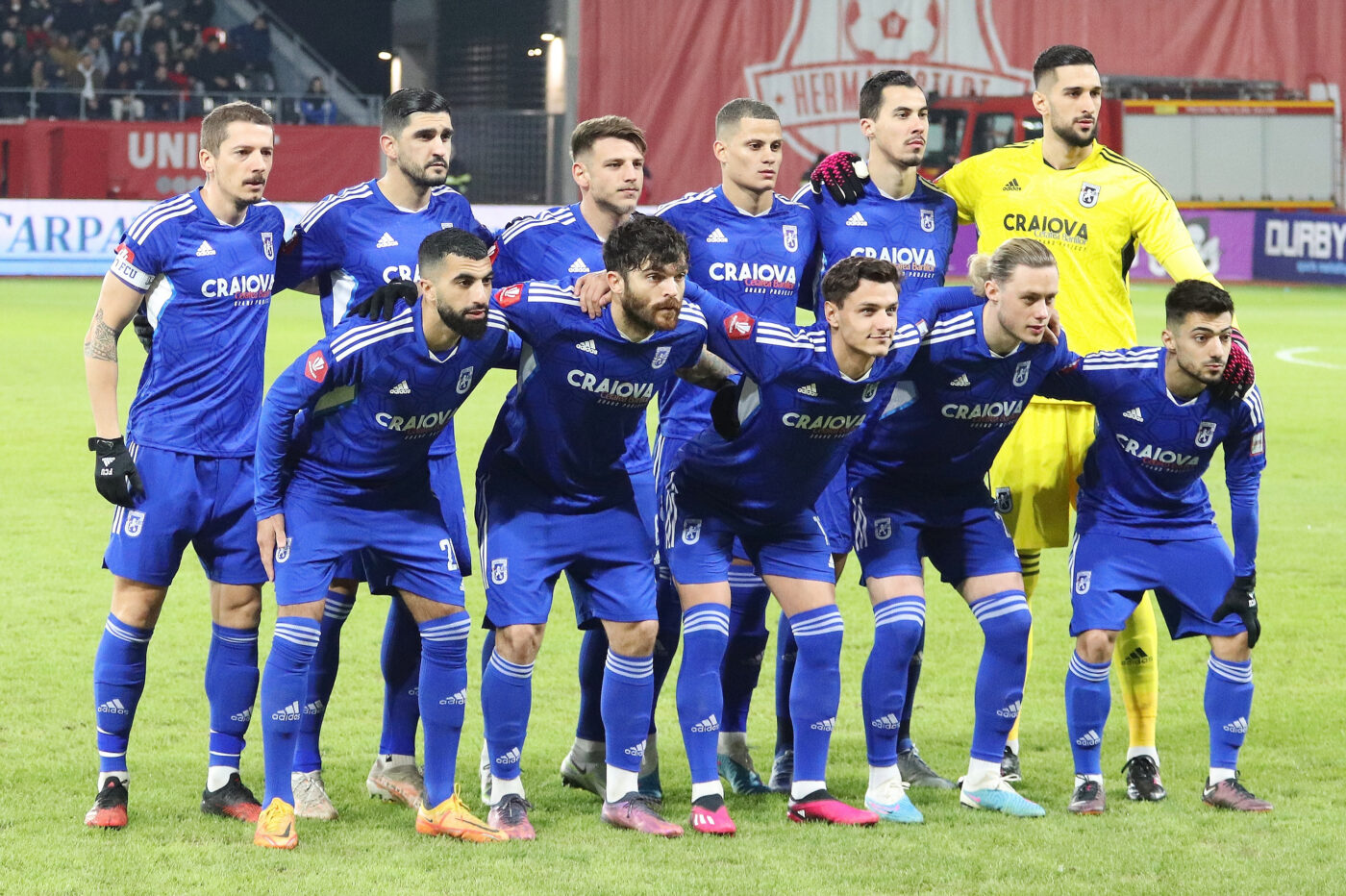 Cum s-au deghizat fanii lui FC U Craiova pentru a intra la meciul cu Hermannstadt. Interdicția, „driblată” în mare stil de olteni