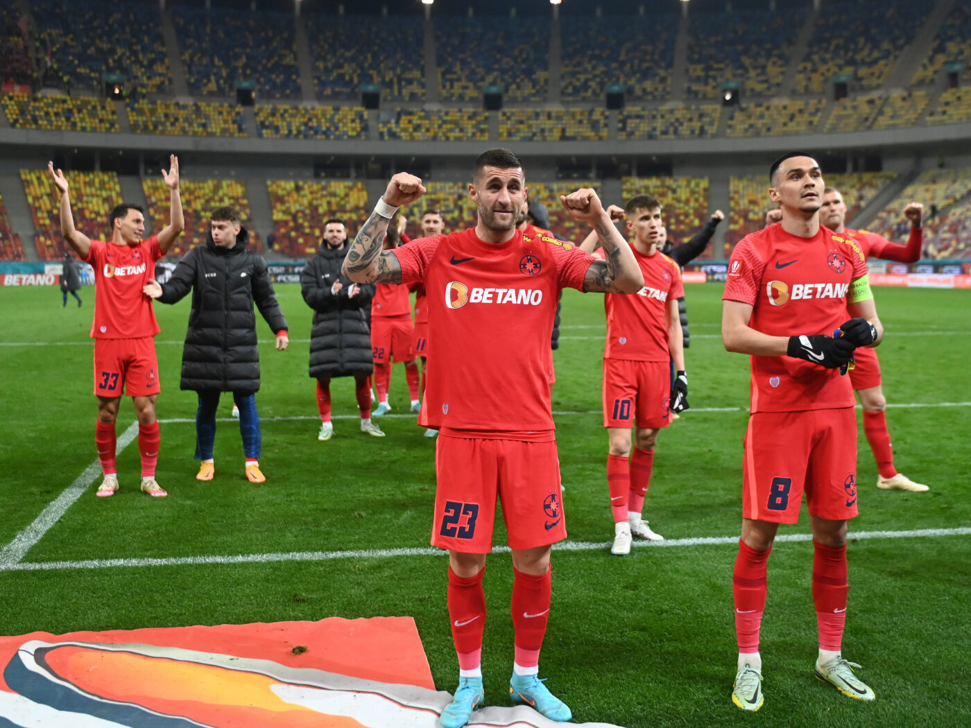 Ovidiu Popescu salută galeria la finalul meciului cu Sepsi Sf. Gheorghe. Sursă foto: Sport Pictures