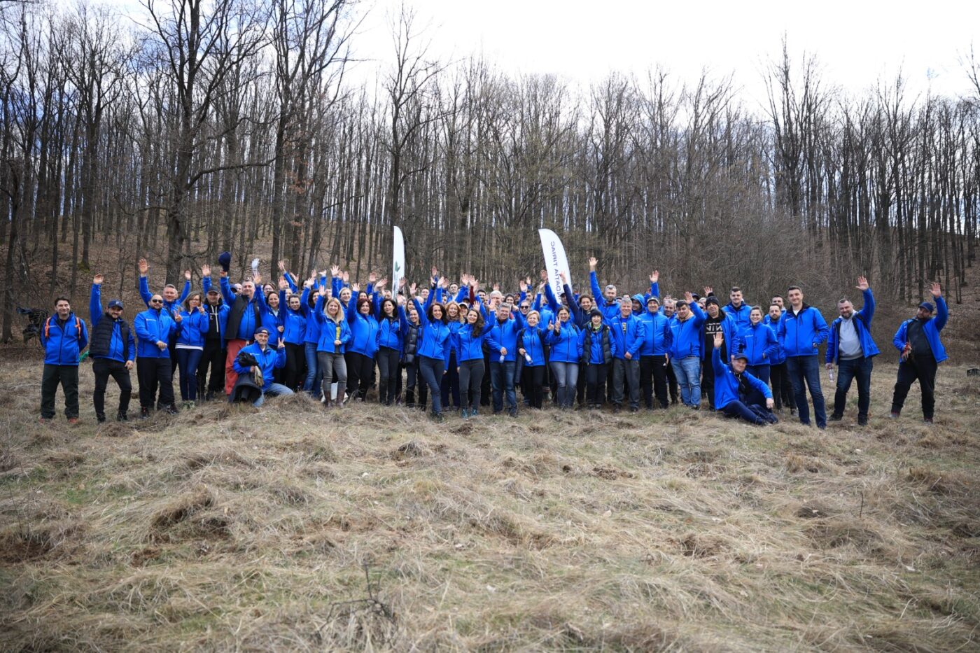 Peste 100 de voluntari ai Fundației Țiriac și Țiriac Auto și-au unit forțele în cadrul programului Plantăm fapte bune în România pentru a împăduri o enclavă forestieră în județul Argeș