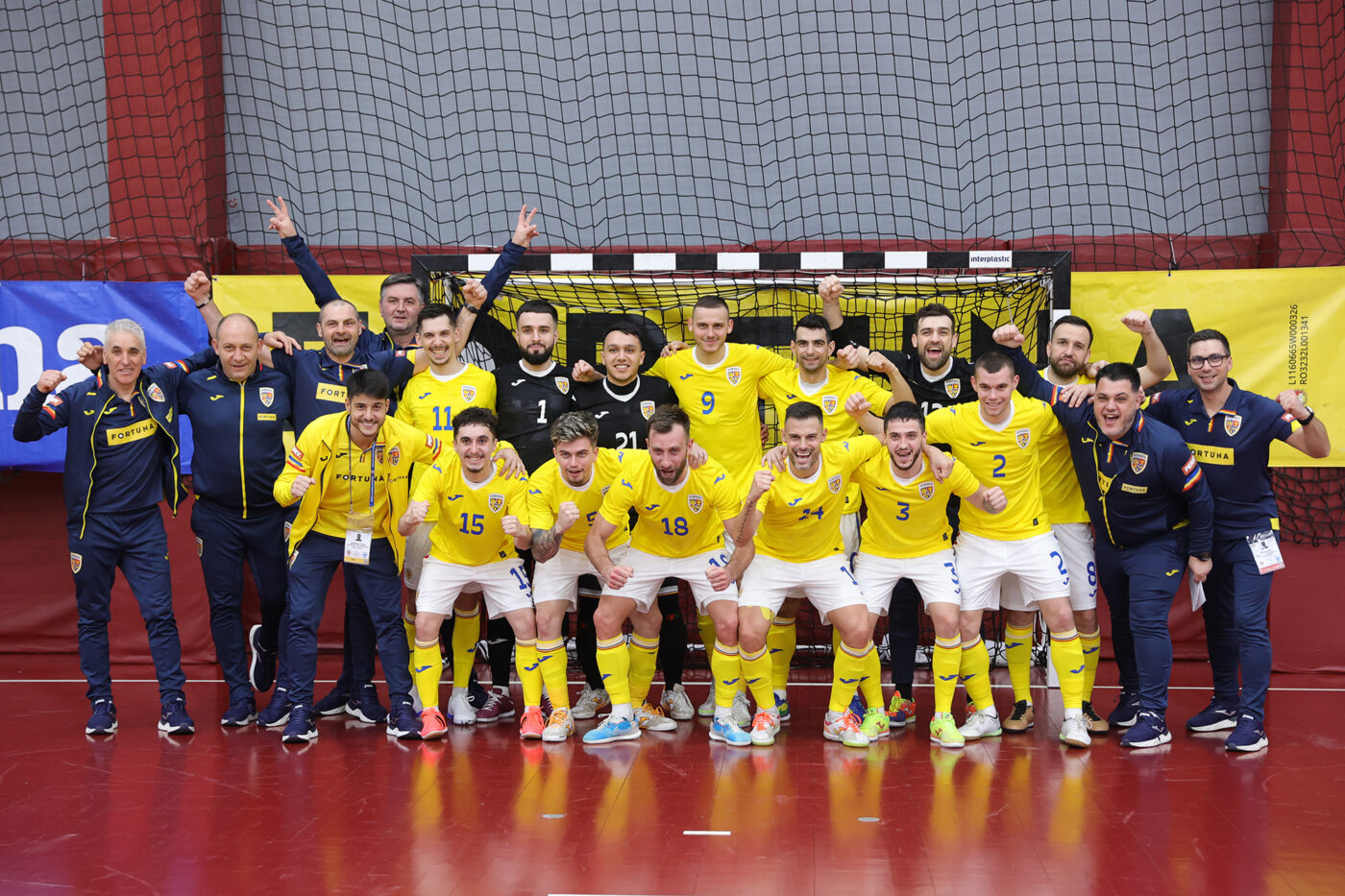 România este cu un pas mai aproape de Cupa Mondială, dar jucătorii au un mare gol în suflet. „Tricolorii” sunt în primele 16 echipe ale Europei și trag un semnal de alarmă. „Am avut meci decisiv pentru calificare, dar nu l-a transmis nicio televiziune” | EXCLUSIV