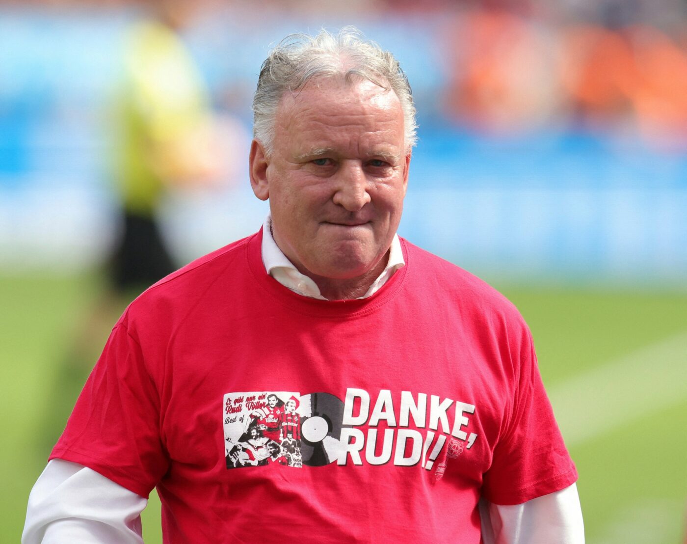 Gafă virală a lui Andreas Brehme! Fostul fotbalist, ajuns acum la 62 de ani, a filmat un mesaj de felicitare pe Whatsapp, dar pe înregistrare apare și o femeie goală în apartamentul lui! | VIDEO