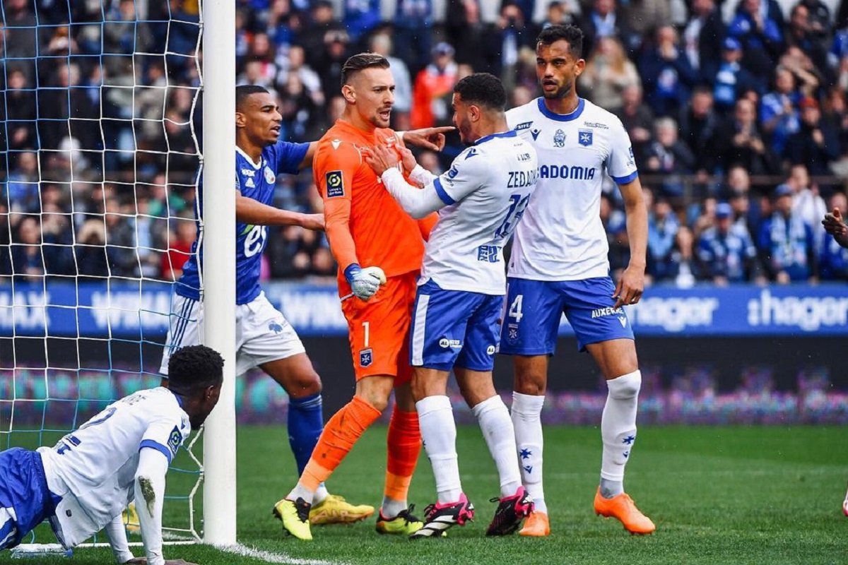 Ionuț Radu, felicitat de coechipieri după penalty-ul apărat în meciul cu Strasbourg. Sursă foto: Instagram