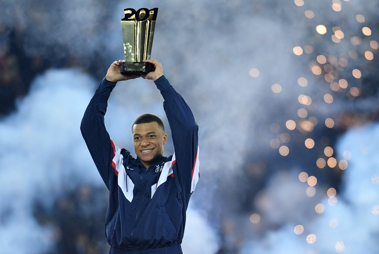 Kylian Mbappe și-a lăsat toți fanii fără cuvinte cu un gest de mare caracter! Cui i-a oferit tricoul în care a devenit cel mai bun marcator din istoria lui PSG
