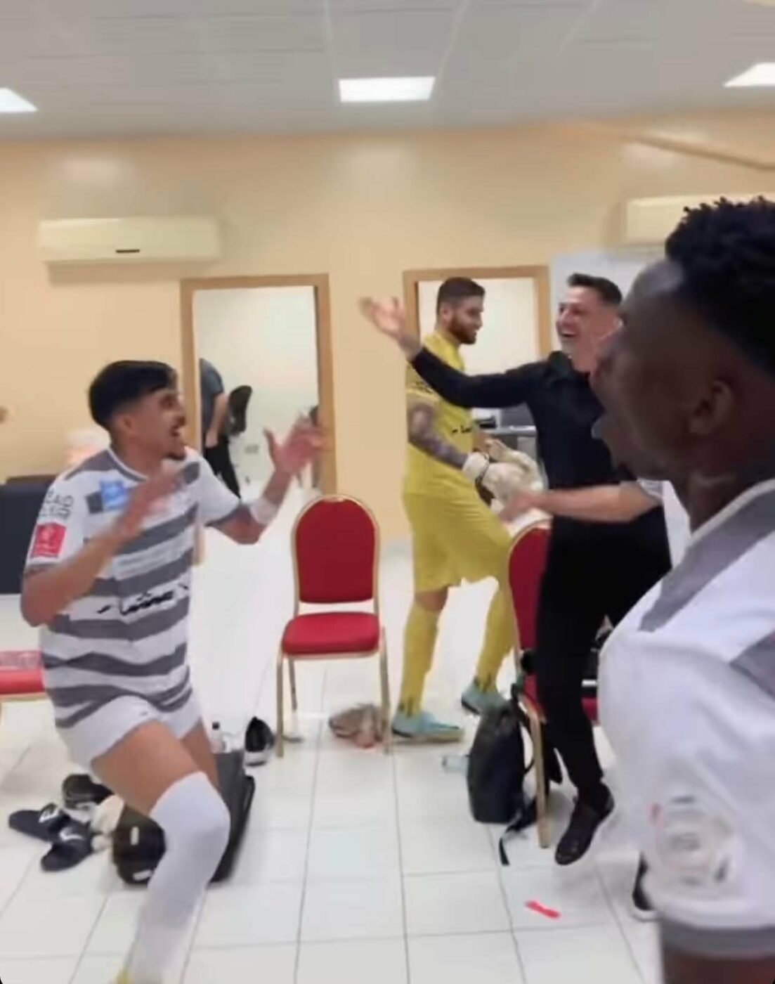 Mirel Rădoi, așa cum nu l-ai văzut niciodată! Antrenorul a dansat în vestiarul lui Al Tai după victoria cu Al Fateh | VIDEO
