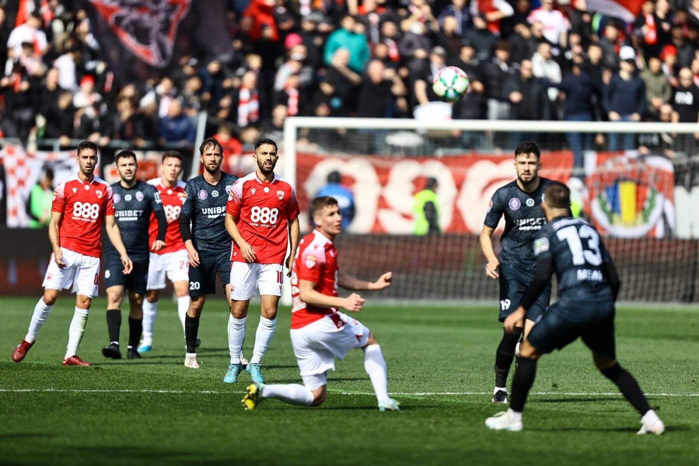 Nebunie după ce Dinamo a ajuns în play-off-ul din Liga 2! Jucătorii au căzut în genunchi, Burcă s-a uitat spre lojă: „Nu ne oprim aici!”