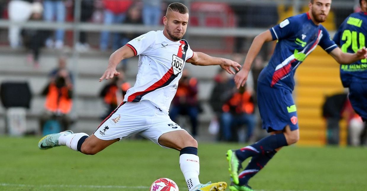 Noi detalii despre accidentarea lui George Pușcaș. Italienii au dezvăluit când ar putea atacantul lui Genoa să revină în Serie B