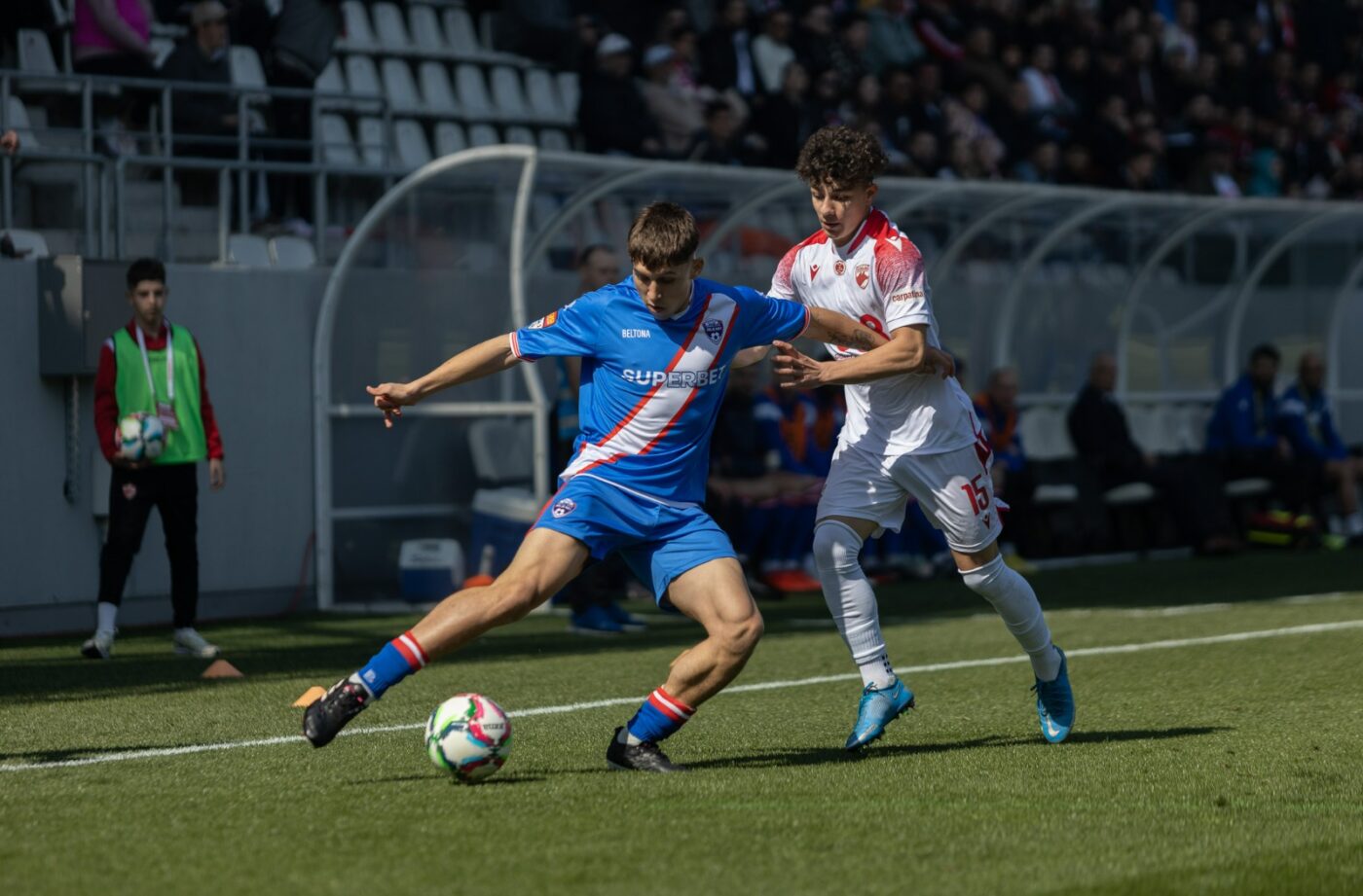 Noul director sportiv al lui Dinamo a început munca în „Ștefan cel Mare”. Cum a fost surprins la meciul cu Gloria Buzău, primul din play-off-ul din Liga 2 | FOTO EXCLUSIV