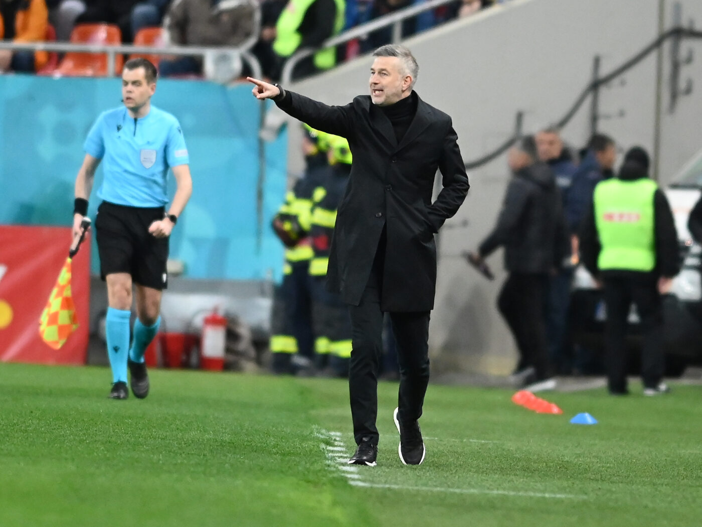 Ce a făcut Edi Iordănescu imediat după ce arbitrul a fluierat finalul meciului România – Belarus! Gestul care arată presiunea uriaşă care îl apasă