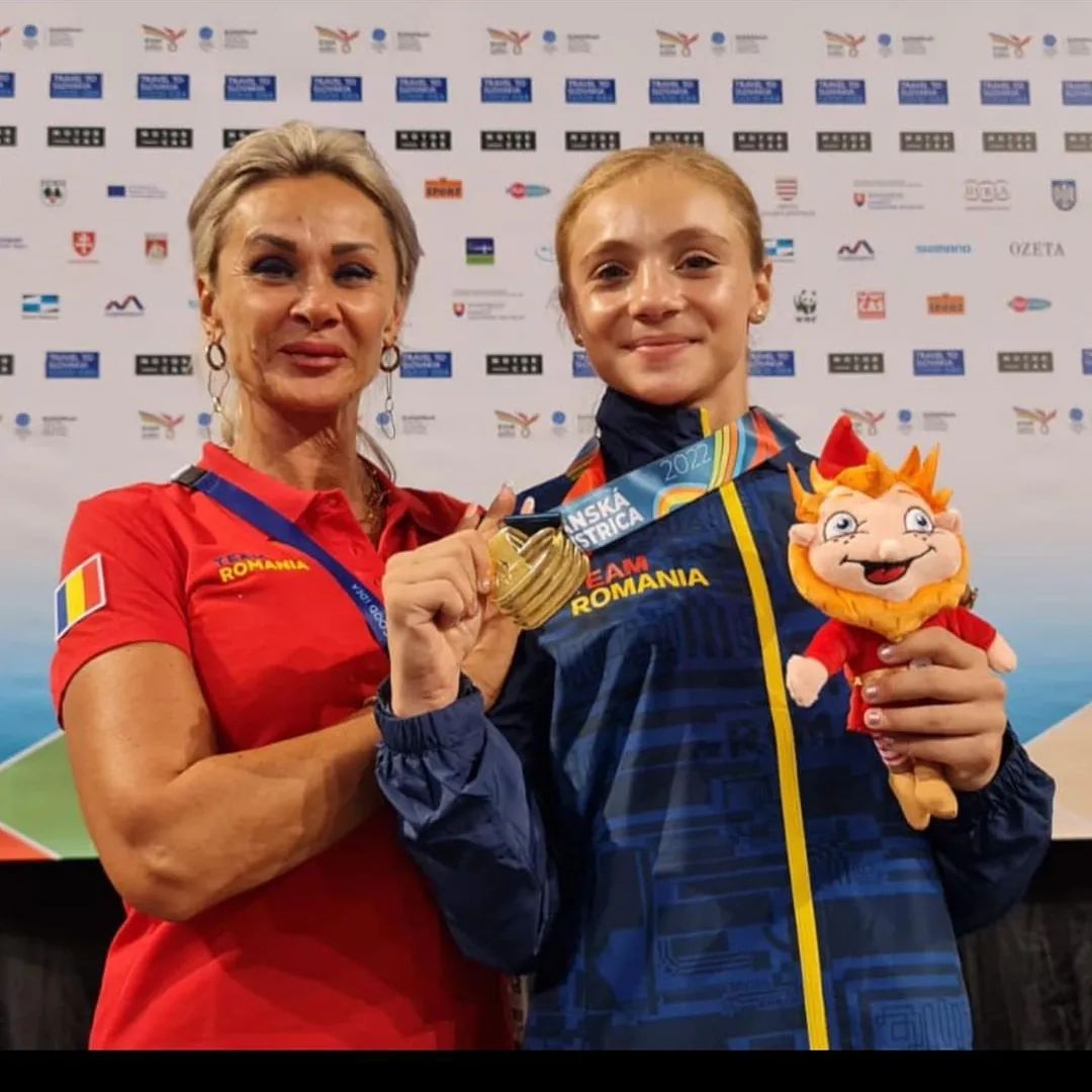 Sabrina Voinea știa că va câștiga două medalii de aur la Cupa Mondială din Qatar. „Am simțit-o foarte hotărâtă!” Ce i-a transmis mamei sale înaintea finalelor de la bârnă și sol! Dezvăluirile Cameliei Voinea pentru ProSport | EXCLUSIV