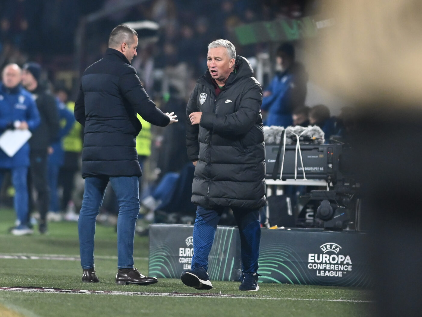 Săgeți dinspre FRF către Dan Petrescu, după ce antrenorul a acuzat jocuri de culise împotriva campioanei României. „Cu cât de multe chestii bune face pe teren, cu atât mai multe prostii spune la TV”