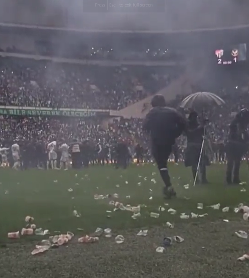 Scene violente în Turcia! Jucătorii s-au luat la bătaie înainte de meci! Un fotbalist a fost lovit de fani | VIDEO