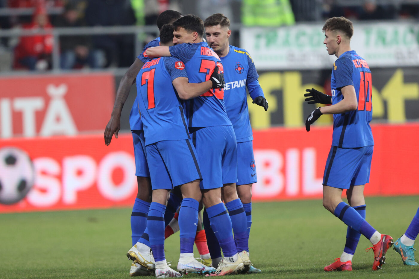 Cum au fost tachinați cei de la FCSB la Arad! Mesaj tăios afișat de galeria „Bătrânei Doamne” | FOTO