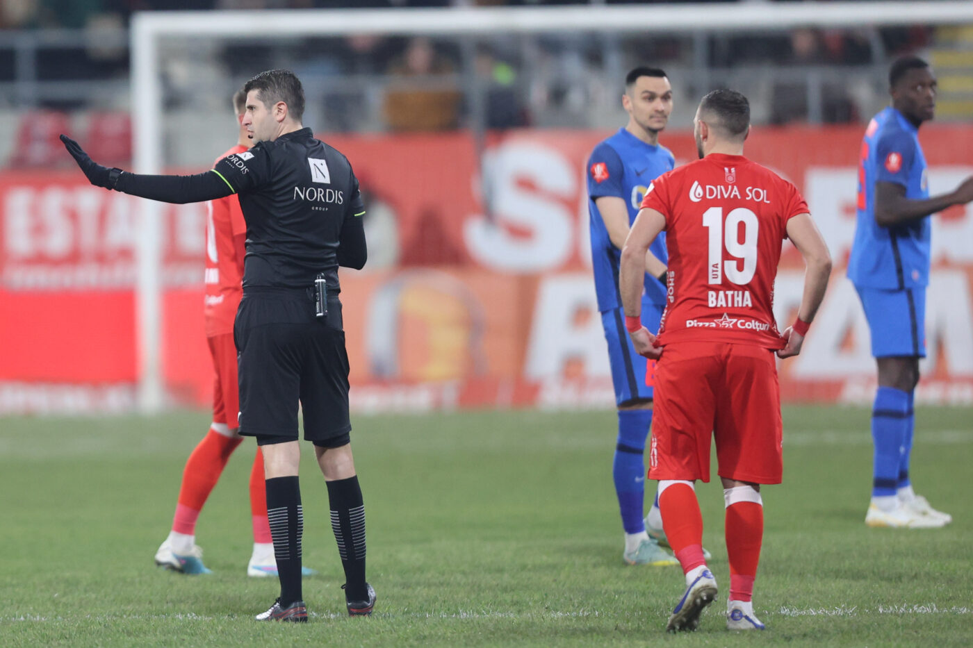 Momentul decisiv care l-a avut în prim-plan pe Andrei Chivulete la UTA – FCSB: „Am zis «Bă, ăsta oprește meciul, s-a întâmplat ceva»” | VIDEO EXCLUSIV ProSport Live