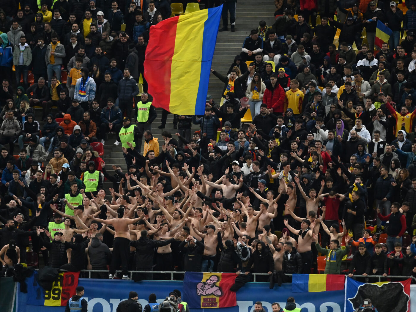 Ultrașii sfidează UEFA și România riscă o suspendare drastică pentru scandări xenofobe! „Să-ți dăm la m..e, bozgore!” | VIDEO