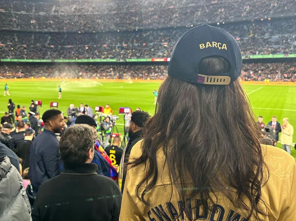 Una dintre cele mai frumoase prezentatoare TV din România a întors toate privirile bărbaților la meciul FC Barcelona – Real Madrid! Cum a ajuns pe Nou Camp vedeta | GALERIE FOTO