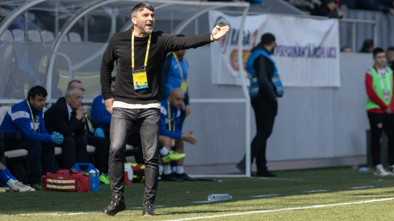 Adrian Mihalcea, nemulțumit de prima parte a jocului de la Iași, a scos biciul la vestiar: ”Dacă puteam face 11 schimbări la pauză, le făceam”