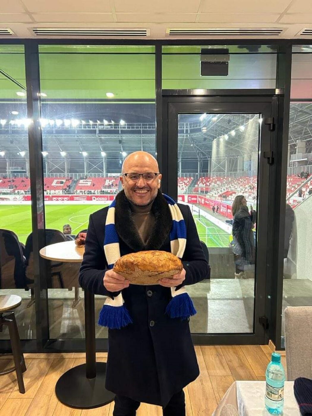 Cu ce a fost omenit Adrian Mititelu la meciul Sepsi – FC U Craiova? „Merele sunt ale mele, dar palinca e făcută de un prieten foarte bun” | EXCLUSIV