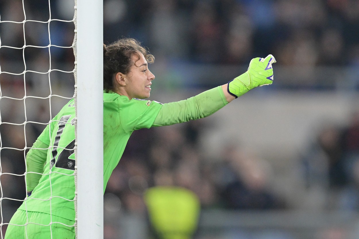 Românca a făcut spectacol în AS Roma – FC Barcelona, din „sferturile” Ligii Campionilor! Camelia Ceasar, nouă intervenții în fața a 40.000 de spectatori