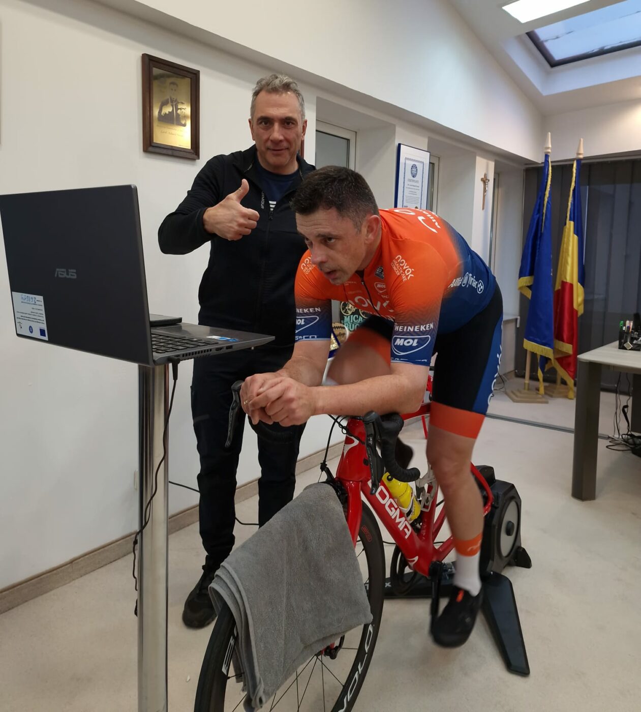 Eduard Novak face sport în sediul MTS, în timpul programului de lucru. Ministrul și-a amenajat o adevărată sală de antrenament în propriul birou: „Și-a adus echipamente, energizante, prosoape, săpun, geluri de duș și foehn pentru uscat părul” | FOTO