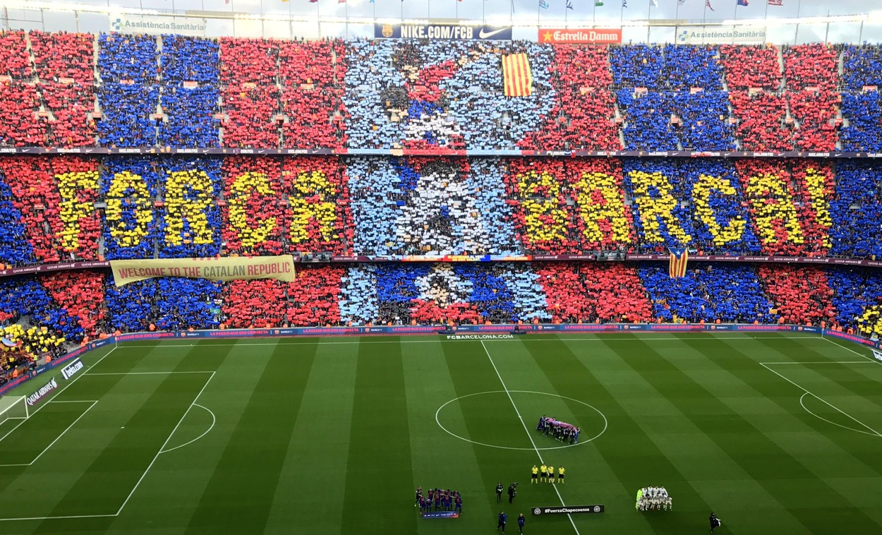 Exemplu de coregrafie realizată de fanii Barcelonei de-a lungul timpului pentru derby-ul cu Real Madrid. Sursă foto: Profimedia