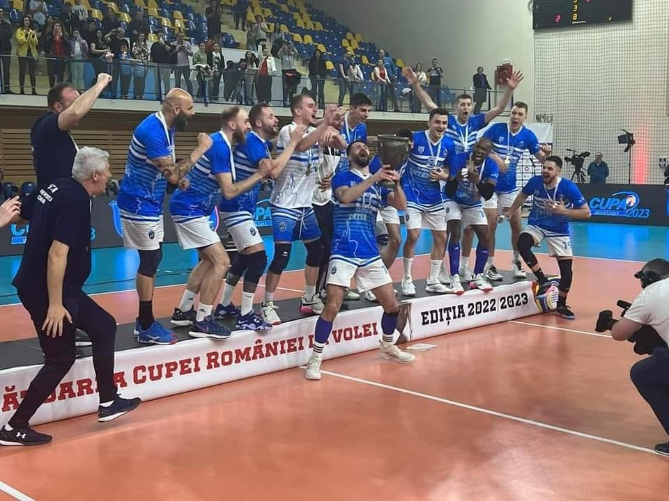 SCM Universitatea Craiova a câştigat Cupa României la volei masculin. La 43 de ani, căpitanul oltenilor, „Lolo” Lică a fost MVP-ul finalei