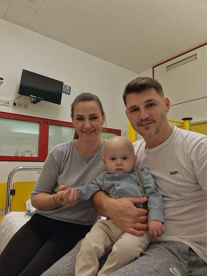 „Sunt momente când plâng. Cine ar vrea să-și piardă copilul?”. Fostul fundaș Casian Miclăuș povestește cum fiul său de un an, bolnav de leucemie, luptă pentru viață într-un spital din Viena. „A pornit o nouă procedură de chimioterapie, care, din păcate, ar putea să fie ultima” | EXCLUSIV