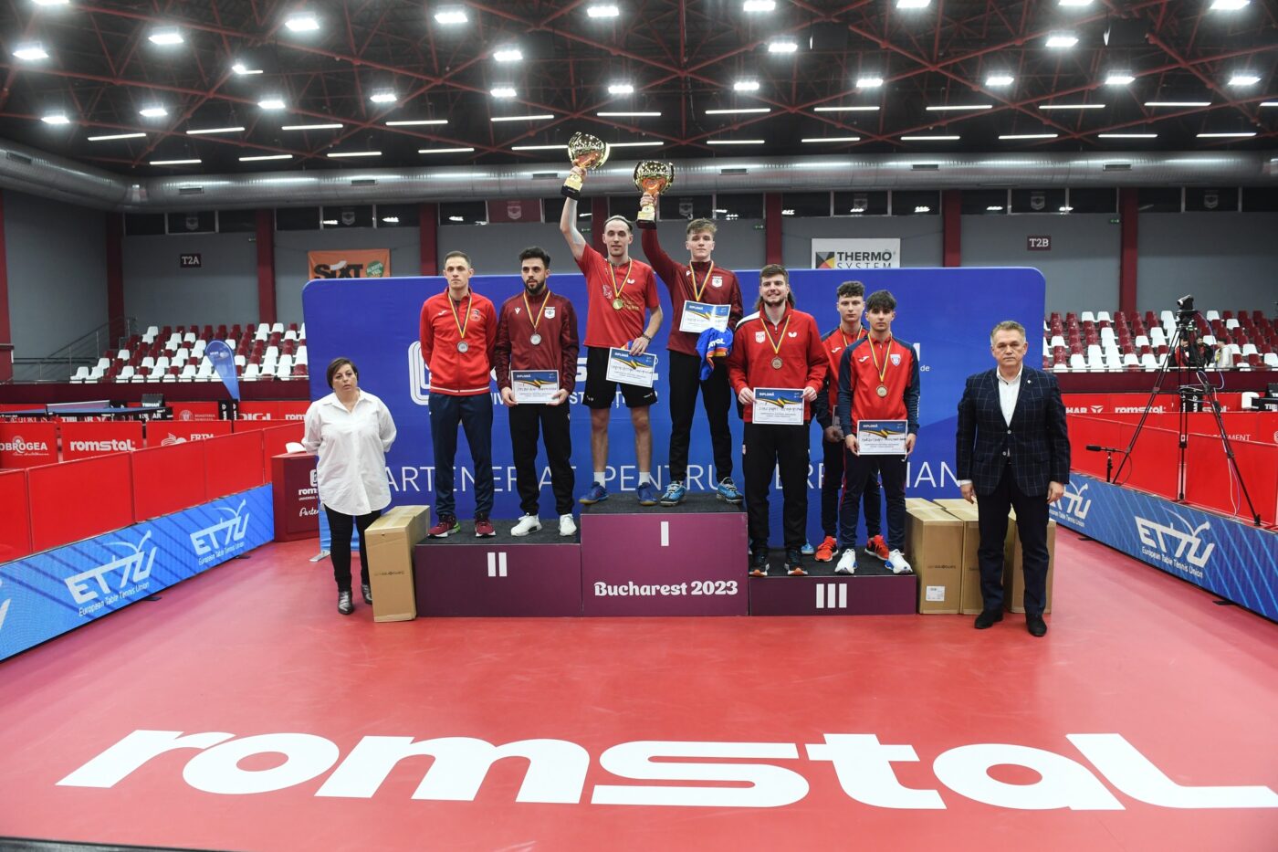 Bernadette Szocs a cucerit medalia de aur la toate cele trei categorii de la Campionatele Naționale de tenis de masă! A sărbătorit inedit: și-a pus câinele în Cupă! FOTO