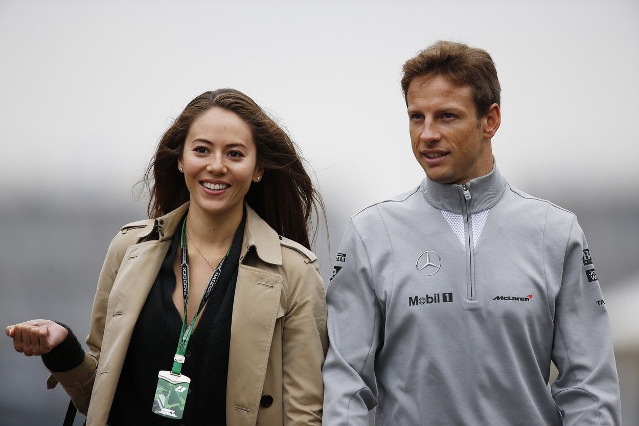 S-a ales „praful” de regina Formulei 1: superba Jessica Michibata, reținută pentru posesie de droguri! Cum arată manechinul, care e și fosta soție a lui Jenson Button | GALERIE FOTO