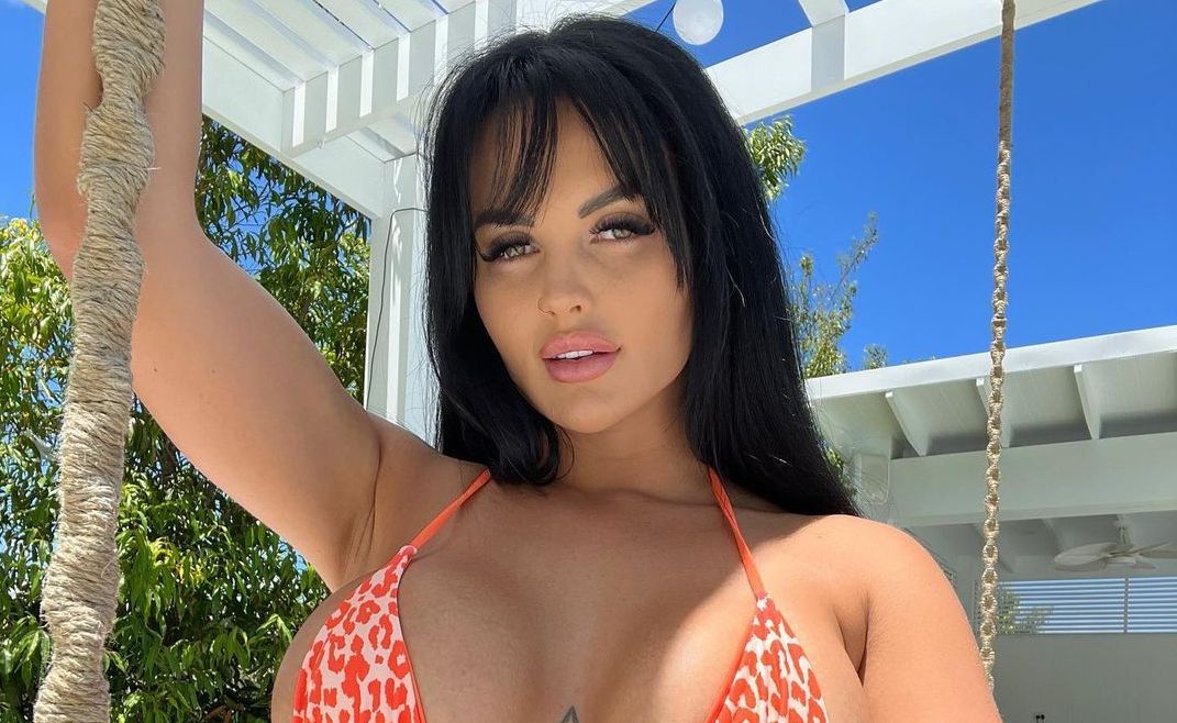 A renunțat la cursele de raliuri, iar acum face senzație în filmele pentru adulți! Filmulețul postat de brunetă pe Instagram i-a dat gata pe toți. Cum arată în cel mai minuscul costum de baie | GALERIE FOTO