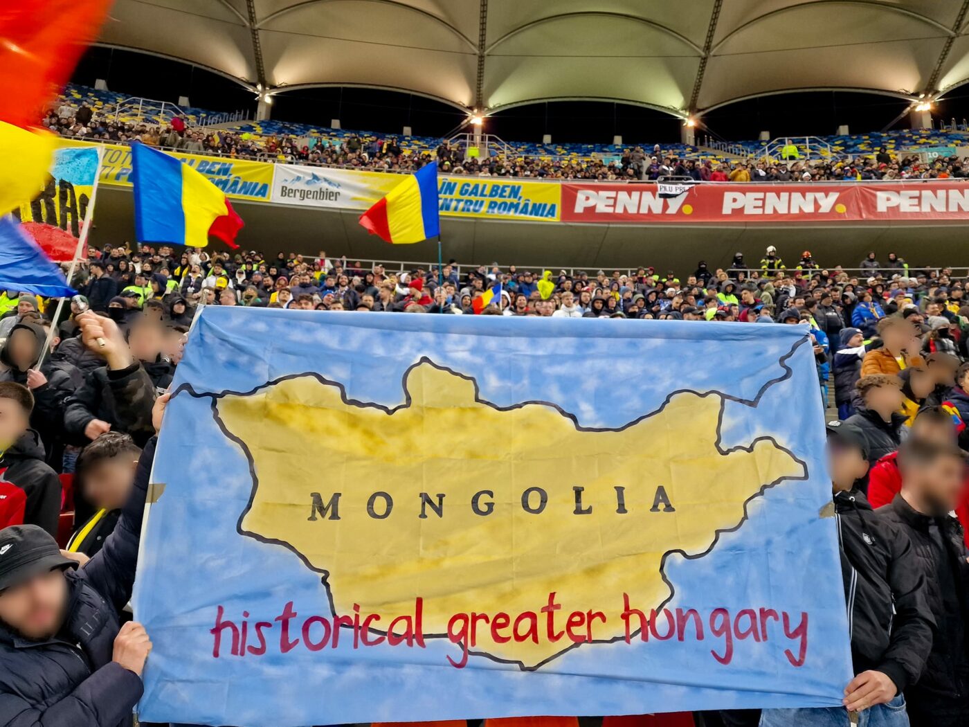 Banner afișat de fanii români în repriza a doua a meciului cu Belarus. Sursă foto: Facebook / Uniti Sub Tricolor