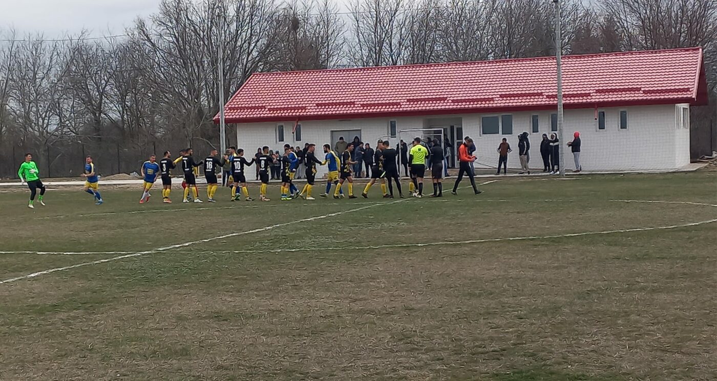 Scene de ”vestul sălbatic” în fotbalul din Brăila, cu suspendări de 24 și 12 etape dictate în două meciuri. ”Antrenorul îl ia de picior și îl târăște pe jucător, îi aplică două picioare”