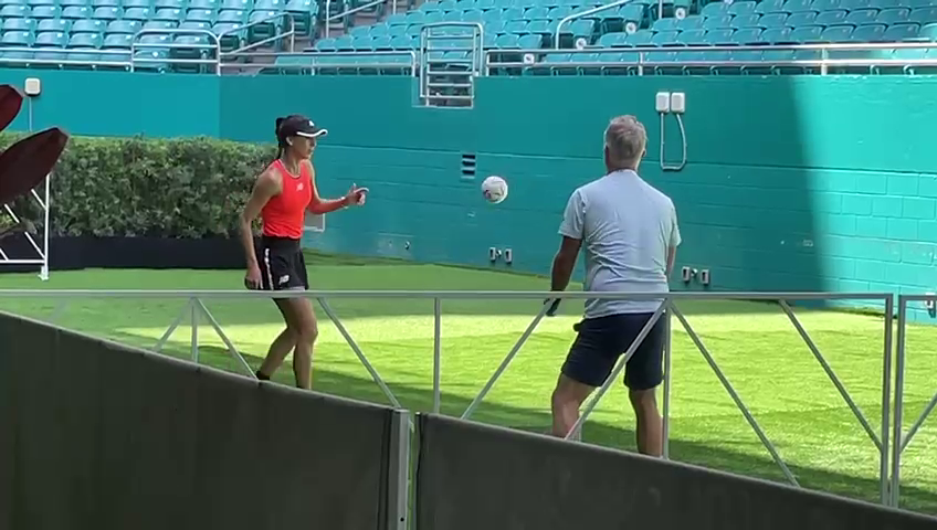 CORESPONDENȚĂ DE LA MIAMI. Sorana Cîrstea a jucat fotbal cu antrenorul ei înaintea celei mai mari victorii din carieră, cu Aryna Sabalenka | VIDEO EXCLUSIV