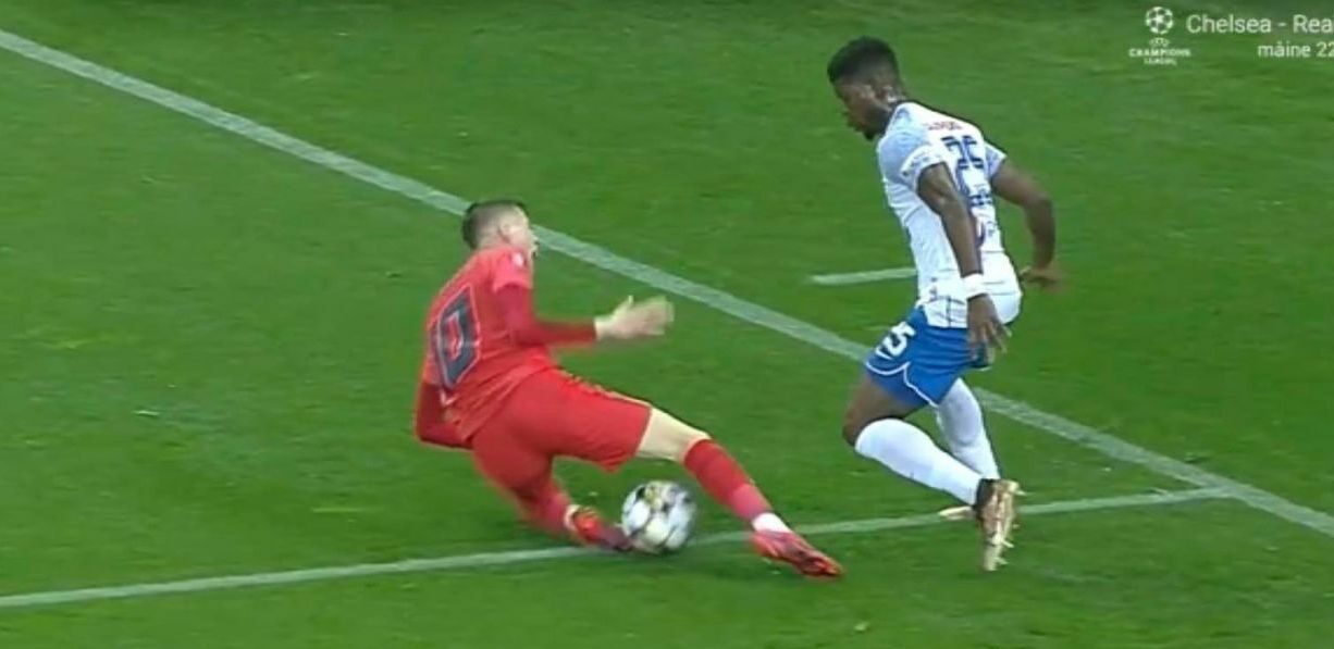 Penalty clar neacordat de către Istvan Kovacs pentru FCSB în meciul cu Farul! Sistemul VAR a intervenit și a îndreptat greșeala arbitrului