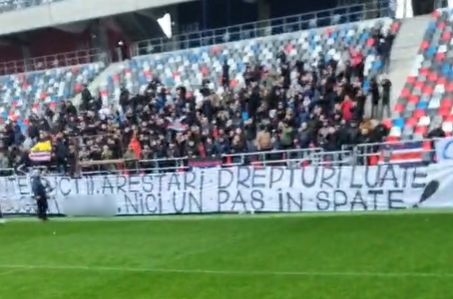 Au vrut să fie duri, dar au faultat limba română! Peluza Sud s-a făcut de râs înaintea noului derby cu Dinamo: gafă gramaticală uluitoare făcută de ultrașii CSA Steaua | FOTO