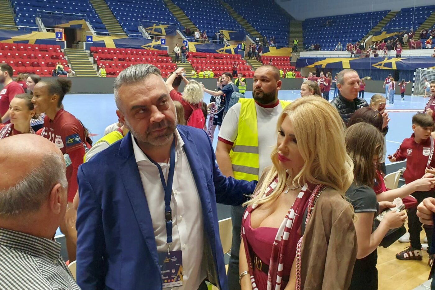 Apariție spectaculoasă la Rapid – Vipers. Soția lui Bogdan Vasiliu a atras toate privirile în Sala Polivalentă | GALERIE FOTO