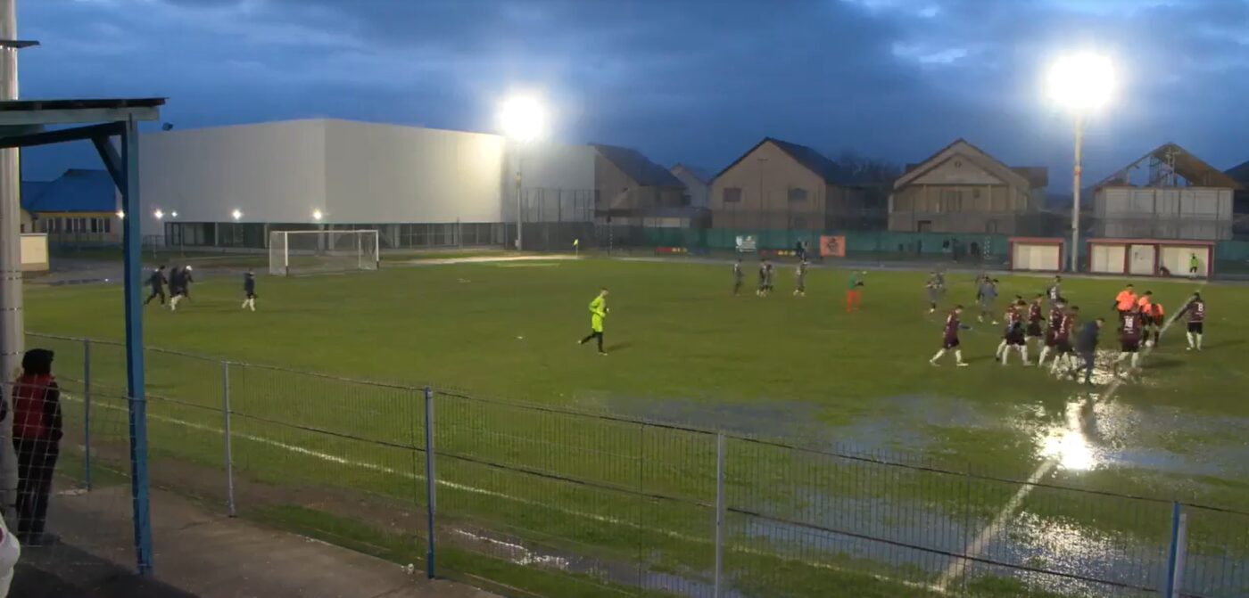 Imagini ireale în fotbalul românesc, condus de Răzvan Burleanu: cum s-a jucat fotbal în semifinalele Cupei României, faza județeană! Naționala de polo a României ar fi invidioasă pe „bazinul” de pe gazon! Prima reacție din tabăra câștigătoare | VIDEO