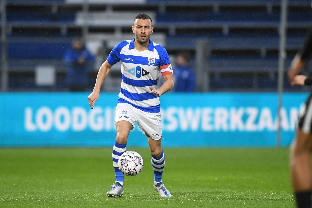 Ăsta da căpitan! Legenda clubului le face cinste fanilor cu bere după ce și-a prelungit contractul! Va intra în al 17-lea sezon cu PEC Zwolle