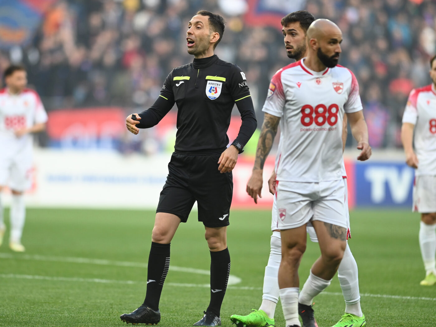 CSA Steaua deschide scorul dintr-un penalty controversat! Căpitanul lui Dinamo a contestat decizia și a fost avertizat de George Găman | VIDEO