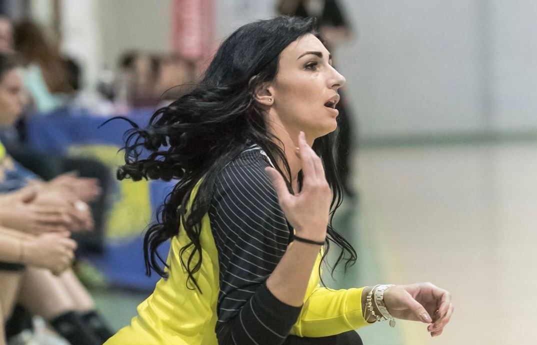 Cea mai sexy antrenoare de handbal din România s-a răzgândit și nu se mai retrage: „Echipa mea e mai bună decât a ta!” | GALERIE FOTO