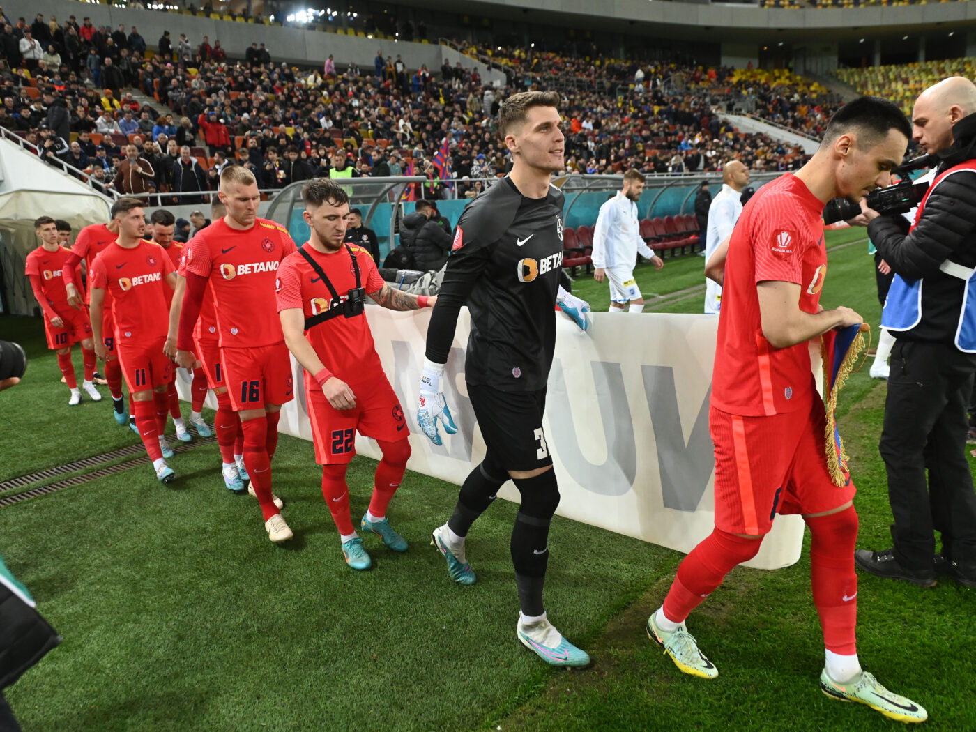 Nu e Tavi Popescu! Un fost oficial de la FCSB a dezvăluit numele celui mai bun jucător din lotul roș-albaștrilor. „E constant, pune piciorul, chiar îmi place!”