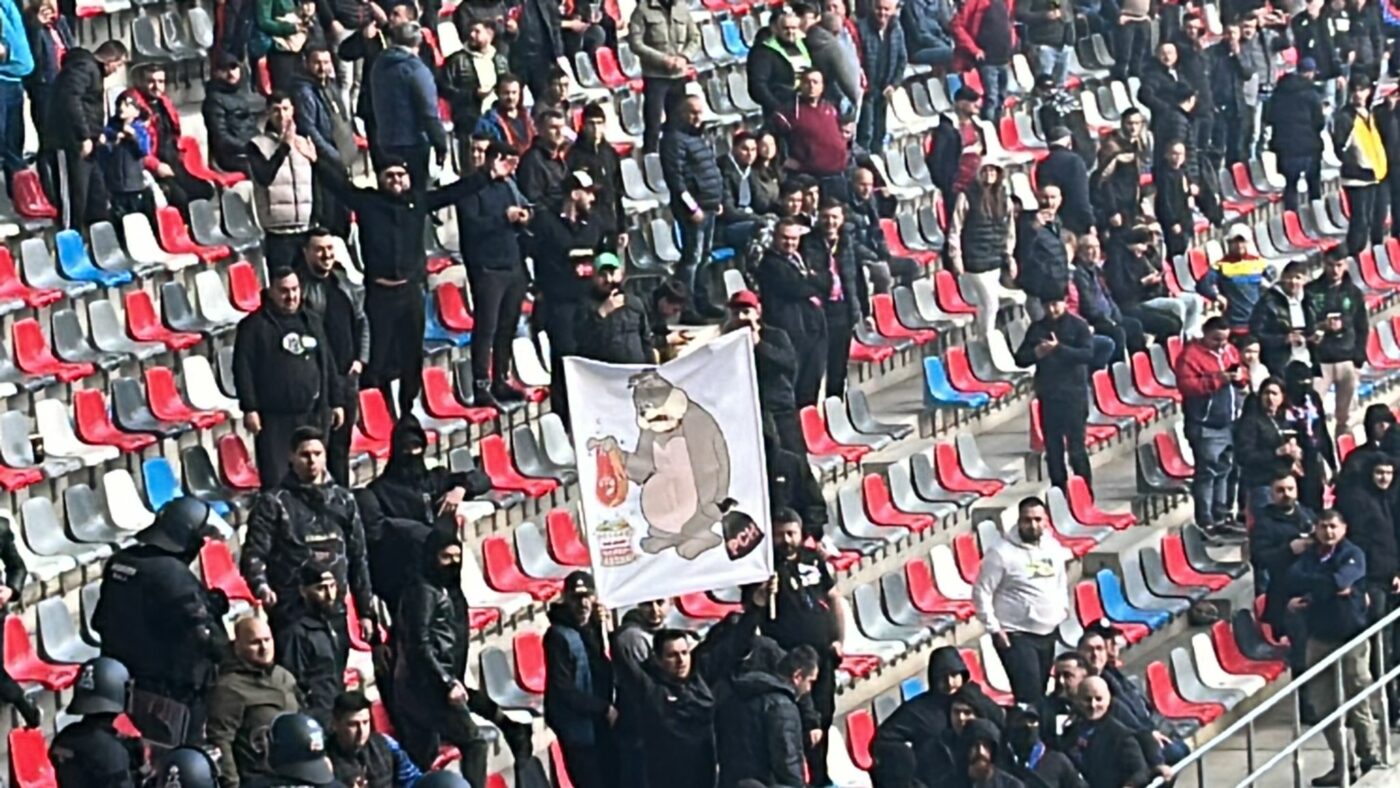 Conflict între suporteri pe Ghencea, la CSA Steaua – Dinamo! „Câinii” au aruncat cu torțe în fanii de la Tribuna a 2-a și astfel s-a pornit primul scandal al serii | VIDEO