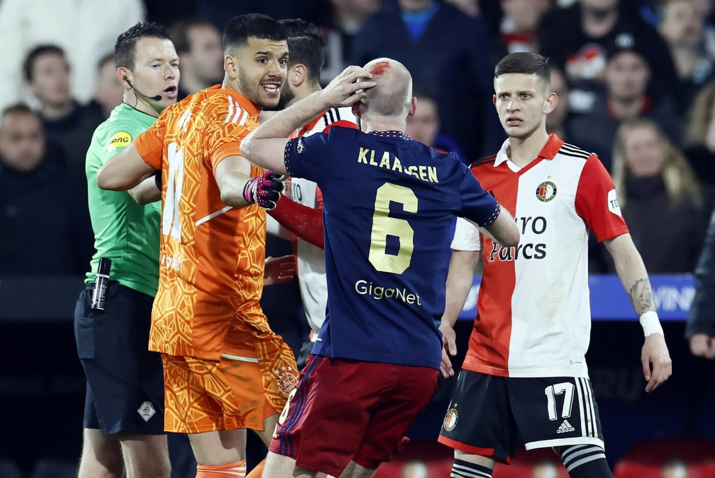 Clipe de groază în Olanda! Feyenoord – Ajax, oprit după ce suporterii l-au umplut de sânge pe Davy Klaassen | VIDEO