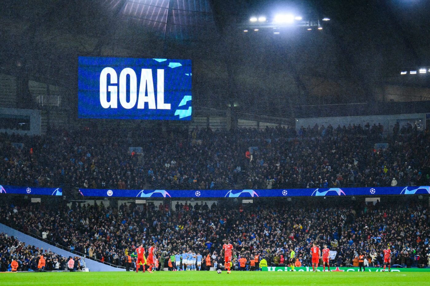 Dinamo visează să ajungă în Champions League! Fanii roș-albilor au făcut senzație la derby-ul Manchester City – Bayern: „Câinii nu pot uita niciodată asta!” | SPECIAL